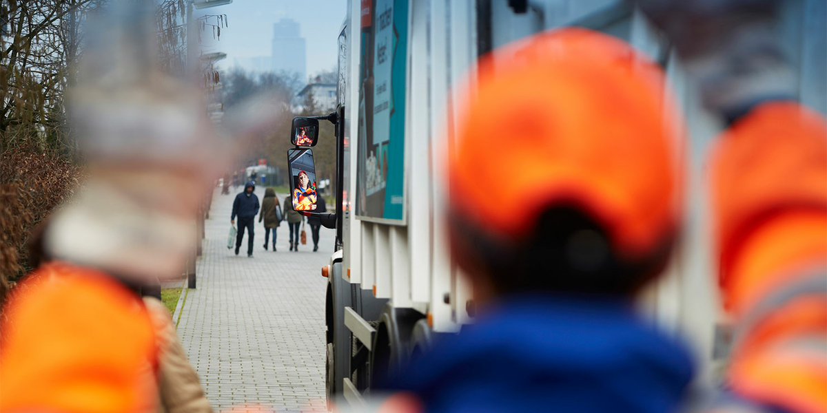 Informieren Sie sich über die professionelle Verkehrssicherheit beim Vorwärtsfahren der Müllfahrzeuge bei der FES Frankfurt